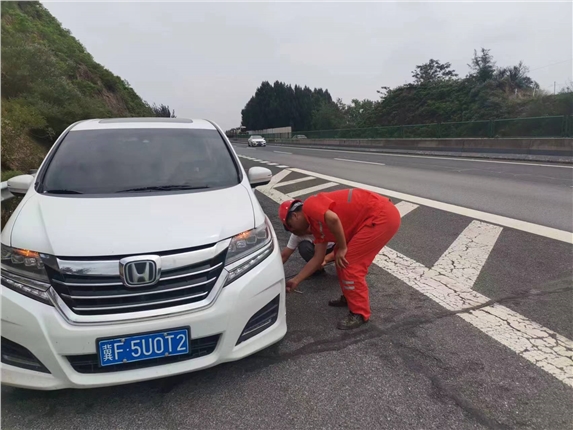 帮助司乘换轮胎1.jpg 帮助司乘换轮胎1.jpg
