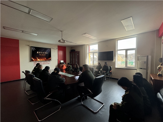 观看警示教育片.jpg 观看警示教育片.jpg