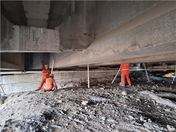 桥下刺丝.jpg 桥下刺丝.jpg